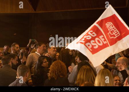 27 janvier 2024 : le président de l'Espagne et secrétaire général du Parti socialiste ouvrier espagnol (PSOE, pour son acronyme en espagnol), Pedro Sanchez, lors d'un rassemblement à la Faculté de médecine vétérinaire de l'Université de Santiago de Compostelle (USC), en soutien au candidat socialiste à la présidence de la Xunta de Galicia (gouvernement régional galicien), Jose Ramon Gomez Besteiro. (Image de crédit : © Cristian Leyva/ZUMA Press Wire) USAGE ÉDITORIAL SEULEMENT! Non destiné à UN USAGE commercial ! Banque D'Images