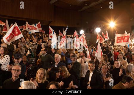 27 janvier 2024 : Jose Ramon Gomez Besteiro, candidat à la présidence de la Xunta de Galicia (gouvernement régional galicien) pour le Parti socialiste galicien (PSdeG, pour son acronyme en espagnol), lors d'un rassemblement à la Faculté de médecine vétérinaire de l'Université de Santiago de Compostelle (USC) à Lugo. (Image de crédit : © Cristian Leyva/ZUMA Press Wire) USAGE ÉDITORIAL SEULEMENT! Non destiné à UN USAGE commercial ! Crédit : ZUMA Press, Inc./Alamy Live News Banque D'Images