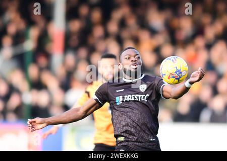 Adedeji Oshilaja (4 Burton Albion) contrôle le ballon lors du match de Sky Bet League 1 entre Cambridge United et Burton Albion au Cledara Abbey Stadium, Cambridge le samedi 27 janvier 2024. (Photo : Kevin Hodgson | MI News) crédit : MI News & Sport / Alamy Live News Banque D'Images