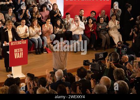 27 janvier 2024 : Jose Ramon Gomez Besteiro, candidat à la présidence de la Xunta de Galicia (gouvernement régional galicien) pour le Parti socialiste galicien (PSdeG, pour son acronyme en espagnol), lors d'un rassemblement à la Faculté de médecine vétérinaire de l'Université de Santiago de Compostelle (USC) à Lugo. (Image de crédit : © Cristian Leyva/ZUMA Press Wire) USAGE ÉDITORIAL SEULEMENT! Non destiné à UN USAGE commercial ! Crédit : ZUMA Press, Inc./Alamy Live News Banque D'Images