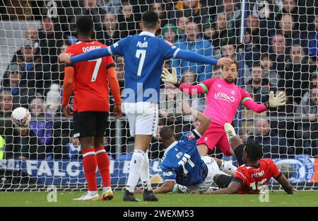 Goodison Park, Liverpool, Royaume-Uni. 27 janvier 2024. Football du quatrième tour de la FA Cup, Everton contre Luton Town ; Tim Krul, gardien de but de Luton Town, sauve Beto de Everton Credit : action plus Sports/Alamy Live News Banque D'Images