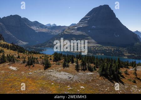 Blue Skies à l'automne avec une vue magnifique sur Hidden Lake, Glacier National Park, Montana, Banque D'Images