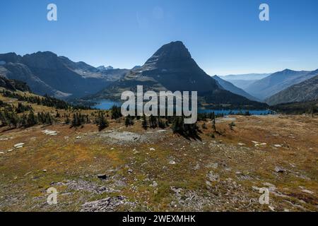 Blue Skies à l'automne avec une vue magnifique sur Hidden Lake, Glacier National Park, Montana, Banque D'Images