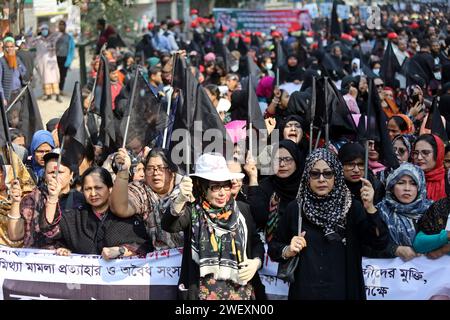 Dhaka, Bangladesh. 27 janvier 2024. Les partisans du principal parti d'opposition, le Parti nationaliste du Bangladesh (BNP), crient un slogan alors qu'ils brandissent des drapeaux noirs lors d'une manifestation à Dhaka, au Bangladesh, le 27 janvier 2024. Des milliers de militants du BNP et de dirigeants de partis se sont joints à un rassemblement de masse avec des drapeaux noirs pour exiger la libération de tous leurs dirigeants et militants, y compris la présidente du parti, Khaleda Zia, le retrait des affaires, la dissolution du Parlement et pour protester contre la flambée des prix des matières premières. Photo de Habibur Rahman/ABACAPRESS.COM crédit : Abaca Press/Alamy Live News Banque D'Images