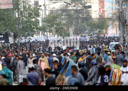 Dhaka, Bangladesh. 27 janvier 2024. Les partisans du principal parti d'opposition, le Parti nationaliste du Bangladesh (BNP), crient un slogan alors qu'ils brandissent des drapeaux noirs lors d'une manifestation à Dhaka, au Bangladesh, le 27 janvier 2024. Des milliers de militants du BNP et de dirigeants de partis se sont joints à un rassemblement de masse avec des drapeaux noirs pour exiger la libération de tous leurs dirigeants et militants, y compris la présidente du parti, Khaleda Zia, le retrait des affaires, la dissolution du Parlement et pour protester contre la flambée des prix des matières premières. Photo de Habibur Rahman/ABACAPRESS.COM crédit : Abaca Press/Alamy Live News Banque D'Images