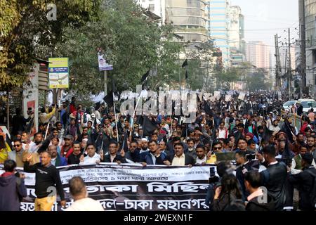 Dhaka, Bangladesh. 27 janvier 2024. Les partisans du principal parti d'opposition, le Parti nationaliste du Bangladesh (BNP), crient un slogan alors qu'ils brandissent des drapeaux noirs lors d'une manifestation à Dhaka, au Bangladesh, le 27 janvier 2024. Des milliers de militants du BNP et de dirigeants de partis se sont joints à un rassemblement de masse avec des drapeaux noirs pour exiger la libération de tous leurs dirigeants et militants, y compris la présidente du parti, Khaleda Zia, le retrait des affaires, la dissolution du Parlement et pour protester contre la flambée des prix des matières premières. Photo de Habibur Rahman/ABACAPRESS.COM crédit : Abaca Press/Alamy Live News Banque D'Images