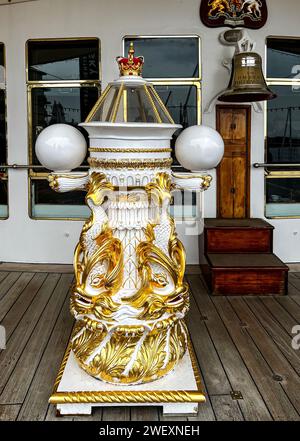 Le Pinnacle à bord du yacht Britannia de sa Majesté avec la cloche Britannia en arrière-plan Banque D'Images