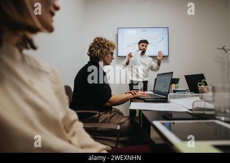Des gens d'affaires réussis collaborant et élaborant des stratégies dans une réunion de conseil. Banque D'Images