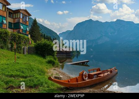 Station alpine idyllique sur le lac de montagne avec une eau cristalline, des bateaux en bois et des sommets montagneux environnants. Loser, Altaussee, Autriche, Europe. Banque D'Images