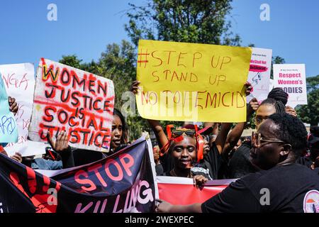 Nakuru, Kenya. 27 janvier 2024. Les manifestants brandissent des pancartes exprimant leur opinion pendant la manifestation. Les manifestants ont défilé dans tout le pays lors de la « Marche des féministes contre le féminicide », déclenchée par les récents meurtres brutaux de Starlet Wahu, 26 ans, et de Rita Waeni, 20 ans, au Kenya. Les résultats de l ' enquête nationale de 2022 montrent que plus d ' une femme sur trois au Kenya subit des violences physiques au cours de sa vie. Crédit : SOPA Images Limited/Alamy Live News Banque D'Images