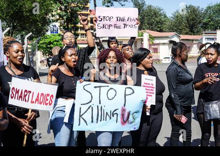 Nakuru, Kenya. 27 janvier 2024. Les manifestants brandissent des pancartes exprimant leur opinion pendant la manifestation. Les manifestants ont défilé dans tout le pays lors de la « Marche des féministes contre le féminicide », déclenchée par les récents meurtres brutaux de Starlet Wahu, 26 ans, et de Rita Waeni, 20 ans, au Kenya. Les résultats de l ' enquête nationale de 2022 montrent que plus d ' une femme sur trois au Kenya subit des violences physiques au cours de sa vie. Crédit : SOPA Images Limited/Alamy Live News Banque D'Images