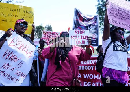 Nakuru, Kenya. 27 janvier 2024. Les manifestants brandissent des pancartes exprimant leur opinion pendant la manifestation. Les manifestants ont défilé dans tout le pays lors de la « Marche des féministes contre le féminicide », déclenchée par les récents meurtres brutaux de Starlet Wahu, 26 ans, et de Rita Waeni, 20 ans, au Kenya. Les résultats de l ' enquête nationale de 2022 montrent que plus d ' une femme sur trois au Kenya subit des violences physiques au cours de sa vie. Crédit : SOPA Images Limited/Alamy Live News Banque D'Images