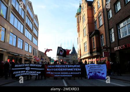 GER, Demonstration gegen Rechtsextremismus in Luebeck, nie wieder ist jetzt / 27.01.2024, Innenstadt, Luebeck, GER, Demonstration gegen Rechtsextremismus in Luebeck, nie wieder im Bild / Picture shows Tausende marschieren gegen Rechtsextremismus durch die Luebecker Innenstadt. *** GER, manifestation contre l'extrémisme de droite à Luebeck, plus jamais c'est maintenant 27 01 2024, centre-ville, Luebeck, GER, manifestation contre l'extrémisme de droite à Luebeck, plus jamais dans l'image photo montre des milliers de marches contre l'extrémisme de droite à travers le centre-ville de Luebecks nordphoto GmbHxTauchnitz nph00 Banque D'Images