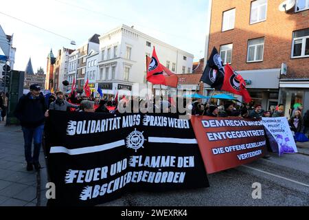 GER, Demonstration gegen Rechtsextremismus in Luebeck, nie wieder ist jetzt / 27.01.2024, Innenstadt, Luebeck, GER, Demonstration gegen Rechtsextremismus in Luebeck, nie wieder im Bild / Picture shows Tausende marschieren gegen Rechtsextremismus durch die Luebecker Innenstadt. *** GER, manifestation contre l'extrémisme de droite à Luebeck, plus jamais c'est maintenant 27 01 2024, centre-ville, Luebeck, GER, manifestation contre l'extrémisme de droite à Luebeck, plus jamais dans l'image photo montre des milliers de marches contre l'extrémisme de droite à travers le centre-ville de Luebecks nordphoto GmbHxTauchnitz nph00 Banque D'Images