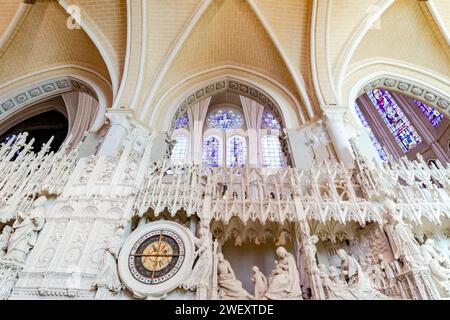 Cathédrale notre-Dame de Chartres, France, sculpture murale de choeur et horloge, monument de style gothique, construit entre 1194 et 1220, l'un des plus b Banque D'Images