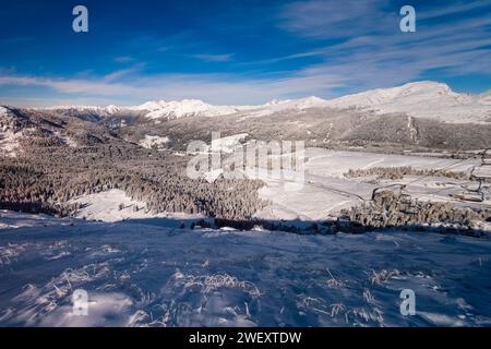 Vue aérienne du col du Passo Rolle depuis le sommet enneigé de Tognazza en hiver. Banque D'Images