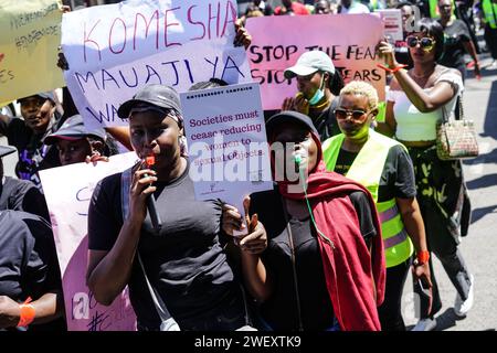 Nakuru, Kenya. 27 janvier 2024. Les manifestants brandissent des pancartes exprimant leur opinion pendant la manifestation. Les manifestants ont défilé dans tout le pays lors de la « Marche des féministes contre le féminicide », déclenchée par les récents meurtres brutaux de Starlet Wahu, 26 ans, et de Rita Waeni, 20 ans, au Kenya. Les résultats de l ' enquête nationale de 2022 montrent que plus d ' une femme sur trois au Kenya subit des violences physiques au cours de sa vie. (Photo de James Wakibia/SOPA Images/Sipa USA) crédit : SIPA USA/Alamy Live News Banque D'Images