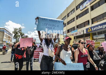 Nakuru, Kenya. 27 janvier 2024. Les manifestants brandissent des pancartes exprimant leur opinion pendant la manifestation. Les manifestants ont défilé dans tout le pays lors de la « Marche des féministes contre le féminicide », déclenchée par les récents meurtres brutaux de Starlet Wahu, 26 ans, et de Rita Waeni, 20 ans, au Kenya. Les résultats de l ' enquête nationale de 2022 montrent que plus d ' une femme sur trois au Kenya subit des violences physiques au cours de sa vie. (Photo de James Wakibia/SOPA Images/Sipa USA) crédit : SIPA USA/Alamy Live News Banque D'Images