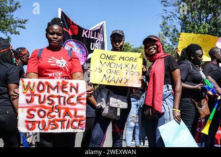 Nakuru, Kenya. 27 janvier 2024. Les manifestants brandissent des pancartes exprimant leur opinion pendant la manifestation. Les manifestants ont défilé dans tout le pays lors de la « Marche des féministes contre le féminicide », déclenchée par les récents meurtres brutaux de Starlet Wahu, 26 ans, et de Rita Waeni, 20 ans, au Kenya. Les résultats de l ' enquête nationale de 2022 montrent que plus d ' une femme sur trois au Kenya subit des violences physiques au cours de sa vie. (Photo de James Wakibia/SOPA Images/Sipa USA) crédit : SIPA USA/Alamy Live News Banque D'Images