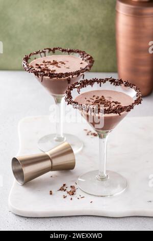 Martini au chocolat dans des verres avec des saupoudrages de chocolat sur le bord, idée de cocktail sucré Banque D'Images