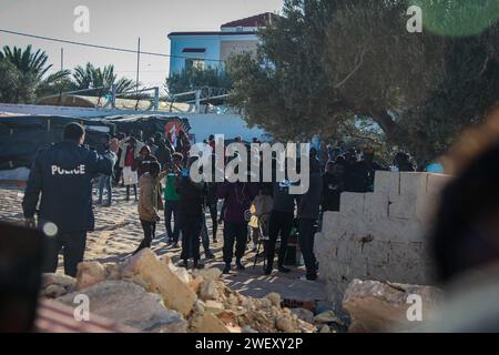 23 janvier 2024 : Zarzis, Tunisie. 27 janvier 2024. Des migrants subsahariens manifestent devant le bureau du Haut Commissariat des Nations Unies pour les réfugiés (HCR) à Zarzis, en Tunisie. Ils brandissaient des banderoles demandant la protection des réfugiés auprès de l'ONU, tout en se plaignant de leur indigence en attendant des interviews et la carte du HCR (image de crédit : © Hasan Mrad/IMAGESLIVE via ZUMA Press Wire) POUR USAGE ÉDITORIAL SEULEMENT ! Non destiné à UN USAGE commercial ! Banque D'Images