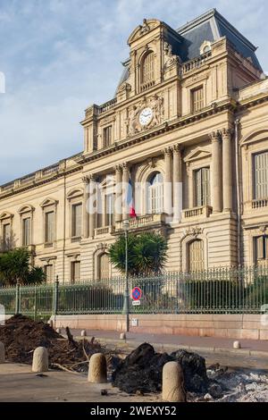 Montpellier, France, 2024. Place des Martyrs, le feu laissé par les agriculteurs protestant contre les prix injustes brûle toujours (vertical) Banque D'Images