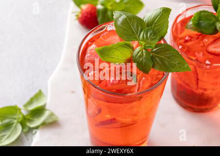 Cocktail de printemps au basilic fraise dans un grand verre avec fraise fraîche Banque D'Images