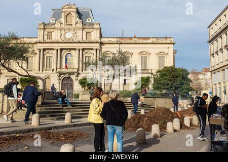 Montpellier, France, 2024. Place des Martyrs, en face de la préfecture, les gens regardent la rue bloquée par les agriculteurs protestant contre les revenus injustes Banque D'Images