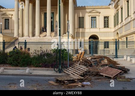 Montpellier, France, 2024. Des palettes en bois ont été empilées par des agriculteurs protestant contre la baisse des revenus pour bloquer la rue Foch devant la Cour d’appel Banque D'Images