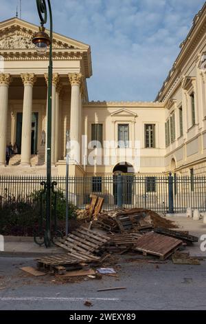 Montpellier, France, 2024. Des palettes ont été empilées par des agriculteurs protestant contre la baisse des revenus pour bloquer la rue Foch devant la Cour d’appel (verticale) Banque D'Images