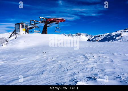 Au sommet de la station des remontées mécaniques Paradiso sur le sommet de Tognazza au-dessus Passo Rolle Pass en hiver. Banque D'Images