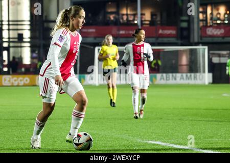 Amsterdam, pays-Bas. 27 janvier 2024. AMSTERDAM, 27-01-2024, de Toekomst, Azerion Eredivisie vrouwen, Ajax - Fortuna Sittard (femmes), saison 2023/2024, pendant le match Ajax - Fortuna Sittard (femmes), gardien de but de l'Ajax Danie Tolhoek crédit : Pro Shots/Alamy Live News Banque D'Images