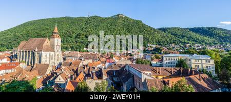 Brasov, Roumanie - septembre 02 2023 : vue panoramique avec la place du Conseil (Piata Sfatului) dans la vieille ville de Brasov et le mont Tampa dans le backgro Banque D'Images