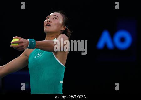 Melbourne Park, Melbourne, Victoria, Australie. 27 janvier 2024. Championnat Open d'Australie de tennis, finale du simple féminin le jour 14 ; Qinwen Zheng (CHN) sert pendant le match de finale contre Aryna Sabalenka Credit : action plus Sports/Alamy Live News Banque D'Images