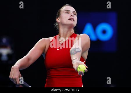 Melbourne Park, Melbourne, Victoria, Australie. 27 janvier 2024. Championnat Open d'Australie de tennis, finale du simple féminin le jour 14 ; Aryna Sabalenka sert pendant le match de finale contre Qinwen Zheng (CHN) crédit : action plus Sports/Alamy Live News Banque D'Images