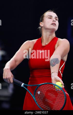 Melbourne Park, Melbourne, Victoria, Australie. 27 janvier 2024. Championnat Open d'Australie de tennis, finale du simple féminin le jour 14 ; Aryna Sabalenka sert pendant le match de finale contre Qinwen Zheng (CHN) crédit : action plus Sports/Alamy Live News Banque D'Images