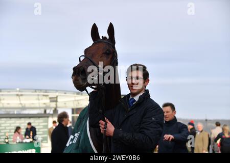 Cheltenham, Royaume-Uni. 27 janvier 2024. Cheltenham Racecource, Royaume-Uni. Action de 13,50 The Paddy Power Cotswold Steeple Chase, remporté par Capodanno, à Cheltenham. ROYAUME-UNI. Crédit photo : Paul Blake/Alamy Sports News Banque D'Images