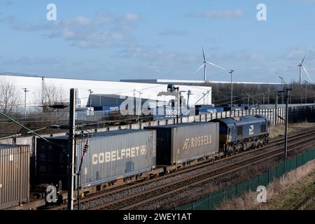 Direct Rail Services locomotive diesel de classe 66 no 66108 tirant un train de conteneurs à DIRFT, Northamptonshire, Angleterre, Royaume-Uni Banque D'Images