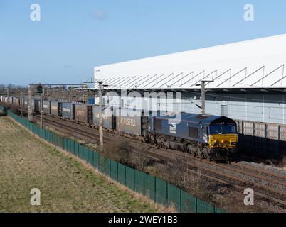 Direct Rail Services locomotive diesel de classe 66 no 66108 tirant un train de conteneurs à DIRFT, Northamptonshire, Angleterre, Royaume-Uni Banque D'Images