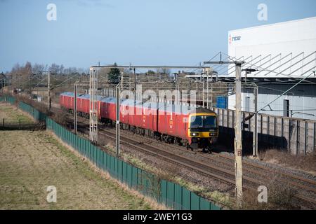 Royal Mail Class 325 train électrique passant par DIRFT, Northamptonshire, Angleterre, Royaume-Uni Banque D'Images