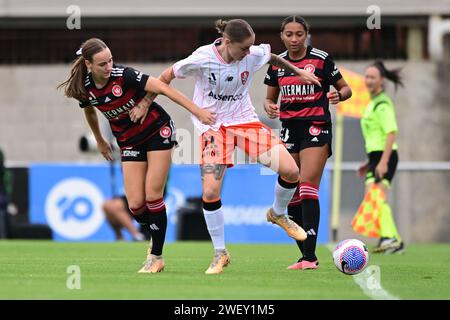 Bossley Park, Australie. 27 janvier 2024. Cushla Grace rue (L), Maliah Morris (R) du Western Sydney Wanderers FC et Sharn Freier (M) du Brisbane Roar FC sont en action lors du match de la saison 14 de Liberty A-League 2023/24 entre le Western Sydney Wanderers FC et le Brisbane Roar FC qui s'est tenu au Marconi Stadium à Bossley Park, Nouvelle-Galles du Sud. Score final Western Sydney Wanderers FC 1:3 Brisbane Roar FC. Score final ; Western Sydney Wanderers FC 1 : 3 Brisbane Roar FC. (Photo Luis Veniegra/SOPA Images/Sipa USA) crédit : SIPA USA/Alamy Live News Banque D'Images