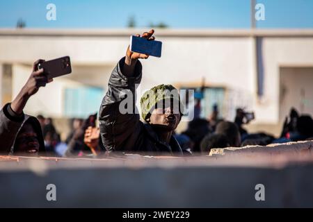 23 janvier 2024 : Zarzis, Tunisie. 27 janvier 2024. Des migrants subsahariens manifestent devant le bureau du Haut Commissariat des Nations Unies pour les réfugiés (HCR) à Zarzis, en Tunisie. Ils brandissaient des banderoles demandant la protection des réfugiés auprès de l'ONU, tout en se plaignant de leur indigence en attendant des interviews et la carte du HCR (image de crédit : © Hasan Mrad/IMAGESLIVE via ZUMA Press Wire) POUR USAGE ÉDITORIAL SEULEMENT ! Non destiné à UN USAGE commercial ! Banque D'Images