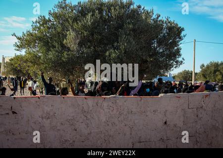 23 janvier 2024 : Zarzis, Tunisie. 27 janvier 2024. Des migrants subsahariens manifestent devant le bureau du Haut Commissariat des Nations Unies pour les réfugiés (HCR) à Zarzis, en Tunisie. Ils brandissaient des banderoles demandant la protection des réfugiés auprès de l'ONU, tout en se plaignant de leur indigence en attendant des interviews et la carte du HCR (image de crédit : © Hasan Mrad/IMAGESLIVE via ZUMA Press Wire) POUR USAGE ÉDITORIAL SEULEMENT ! Non destiné à UN USAGE commercial ! Banque D'Images