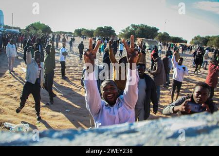 23 janvier 2024 : Zarzis, Tunisie. 27 janvier 2024. Des migrants subsahariens manifestent devant le bureau du Haut Commissariat des Nations Unies pour les réfugiés (HCR) à Zarzis, en Tunisie. Ils brandissaient des banderoles demandant la protection des réfugiés auprès de l'ONU, tout en se plaignant de leur indigence en attendant des interviews et la carte du HCR (image de crédit : © Hasan Mrad/IMAGESLIVE via ZUMA Press Wire) POUR USAGE ÉDITORIAL SEULEMENT ! Non destiné à UN USAGE commercial ! Banque D'Images