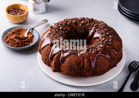 Gâteau au chocolat bundt avec ganache au chocolat sur le dessus de la table blanche Banque D'Images