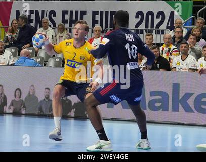 Cologne, Allemagne. 26 janvier 2024. Dika MEM, de France, et Jonathan Carlsbogard, de Suède, lors du match de handball en demi-finale de l'EHF Euro 2024 masculin entre la France et la Swedenat Lanxess-Arena à Cologne, en Allemagne, le 26 janvier 2024. Photo Laurent Lairys/ABACAPRESS.COM crédit : Abaca Press/Alamy Live News Banque D'Images