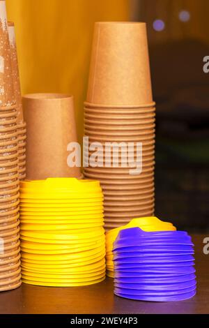 Rangs de tumbleres de papier. Verres à café. Mur de tasses à partir d'un carton. gobelets en plastique, couvercles, pailles, tubules Banque D'Images