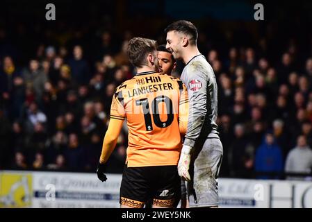 Jack Lancaster (10 Cambridge United) en compagnie du gardien Max Crocombe (1 Burton Albion), ce qui a entraîné Jack Lancaster (10 Cambridge United) carton jaune lors du match de Sky Bet League 1 entre Cambridge United et Burton Albion au Cledara Abbey Stadium, Cambridge le samedi 27 janvier 2024. (Photo : Kevin Hodgson | MI News) crédit : MI News & Sport / Alamy Live News Banque D'Images