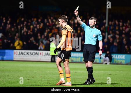 Jack Lancaster (10 Cambridge United) reçoit un carton jaune lors du match Sky Bet League 1 entre Cambridge United et Burton Albion au Cledara Abbey Stadium, Cambridge, le samedi 27 janvier 2024. (Photo : Kevin Hodgson | MI News) crédit : MI News & Sport / Alamy Live News Banque D'Images