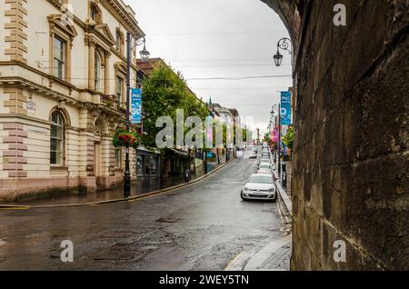 Derry City, Co Londonderry, Irlande du Nord, septembre 27 2023 - Shipquay Street vue de dessous les murs de Derry Banque D'Images